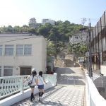 尾道では、どこにいても楽しそうな話し声が聞こえてくる。お好み焼き屋に行って、その輪の中に飛び込んでみよう。