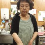 栄子さんはお店を始めて20年。熟練のヘラさばきを見せてくれる。