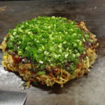 「もとちゃん焼き」700円＋砂肝100円。具の種類が多いので、一口ごとに違った味が楽しめる。