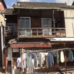 町外れの海岸沿いには、今も古い家が建ち並ぶ。