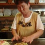 素早い手つきで、お好み焼きを作る岸江さん。