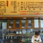 尾道駅から一番近くにある「お好み焼き トマト」。入り口のカウンターから、お好み焼きのテイクアウトもできる。