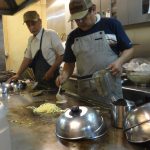 お昼の混雑する時間帯は、清さんと信明さんの二人が厨房に立つ。