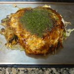 ガッツリ食べたい人にオススメの牛すじ焼き。こってり甘いカープソースが、牛すじに良く合う。