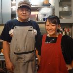 芽生さんと父の信明さん。二人の軽快なやりとりも店の魅力だ。