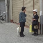 立ち止まって世間話をする女性たち。尾道では、いたるところで見られる光景だ。