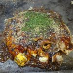 肉から魚介類まで、10種類以上の具が入った「スペシャルモダン焼き」。850円。