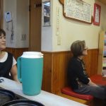 お店はテーブル席がメイン。知らない人同士が相席になることも多く、そこから新しい交流が生まれることも。